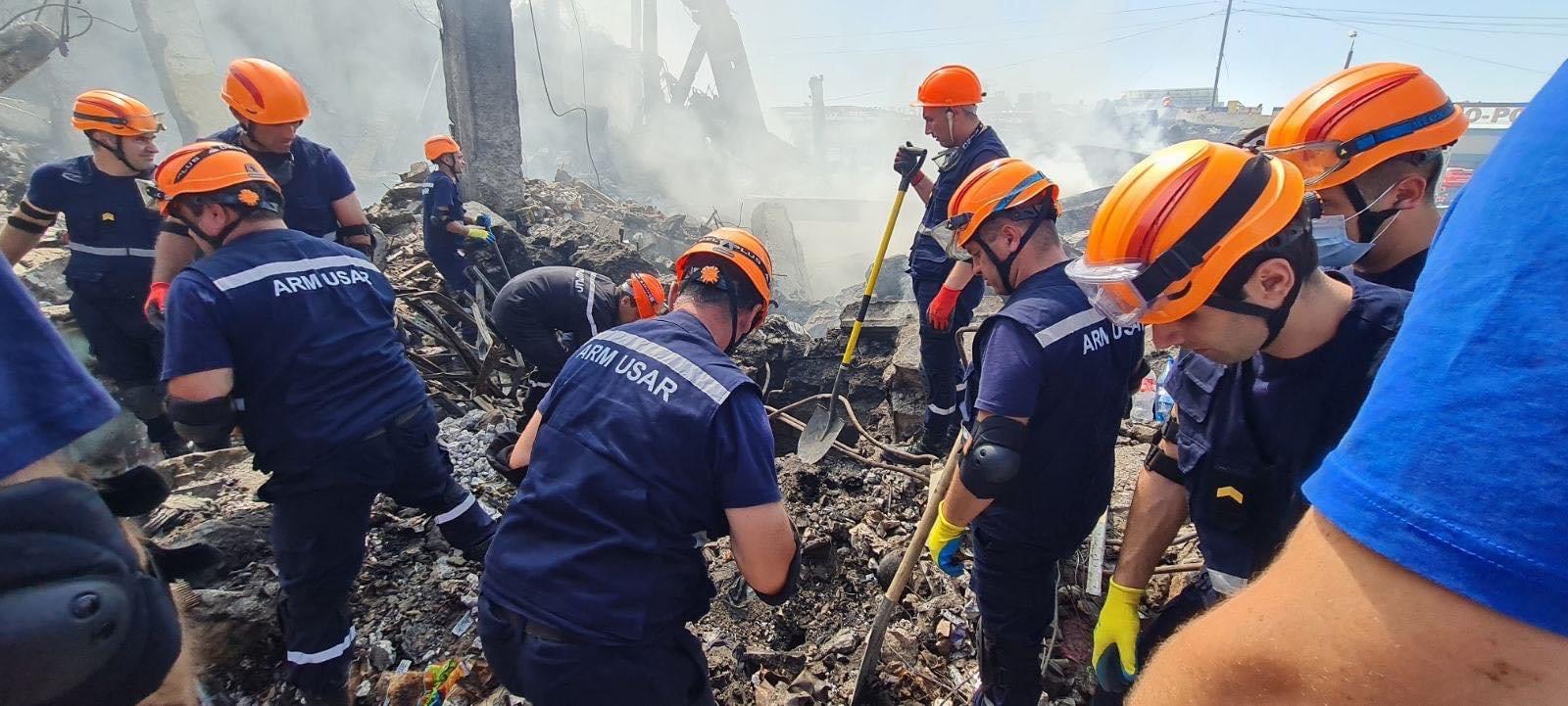 Спасатели вытащили из-под завалов ТЦ «Сурмалу» живого человека - СМИ