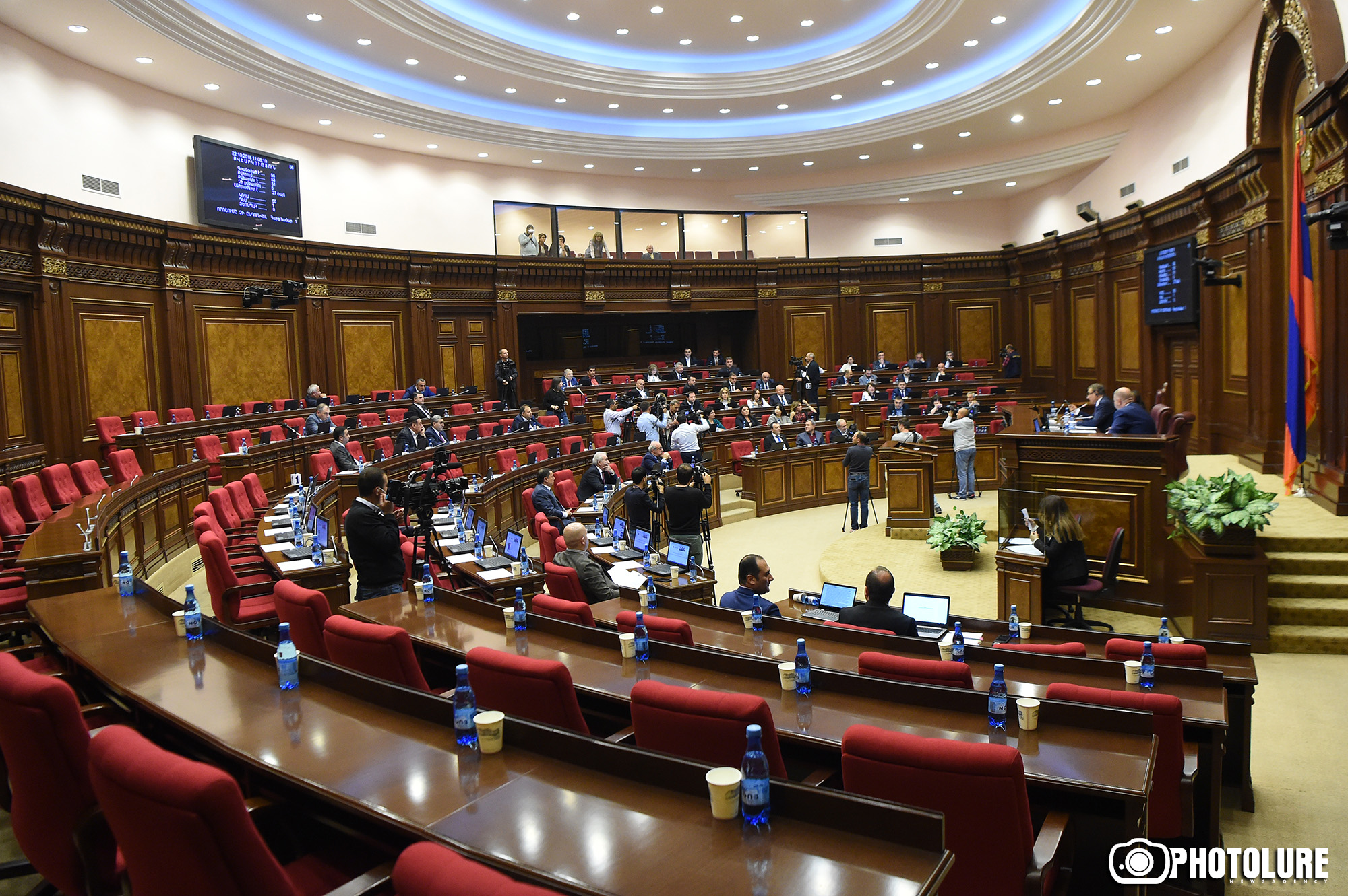 Парламент Армении ушел на каникулы