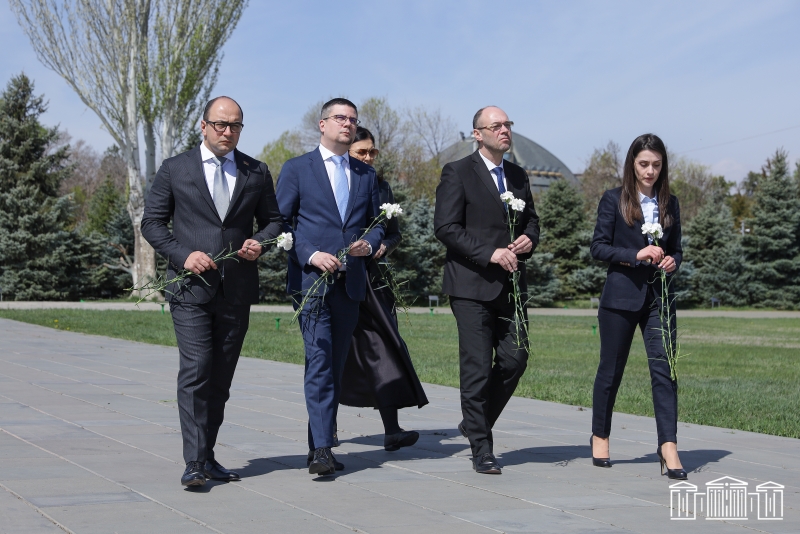 Хорватские парламентарии посетили мемориальный комплекс в Цицернакаберде