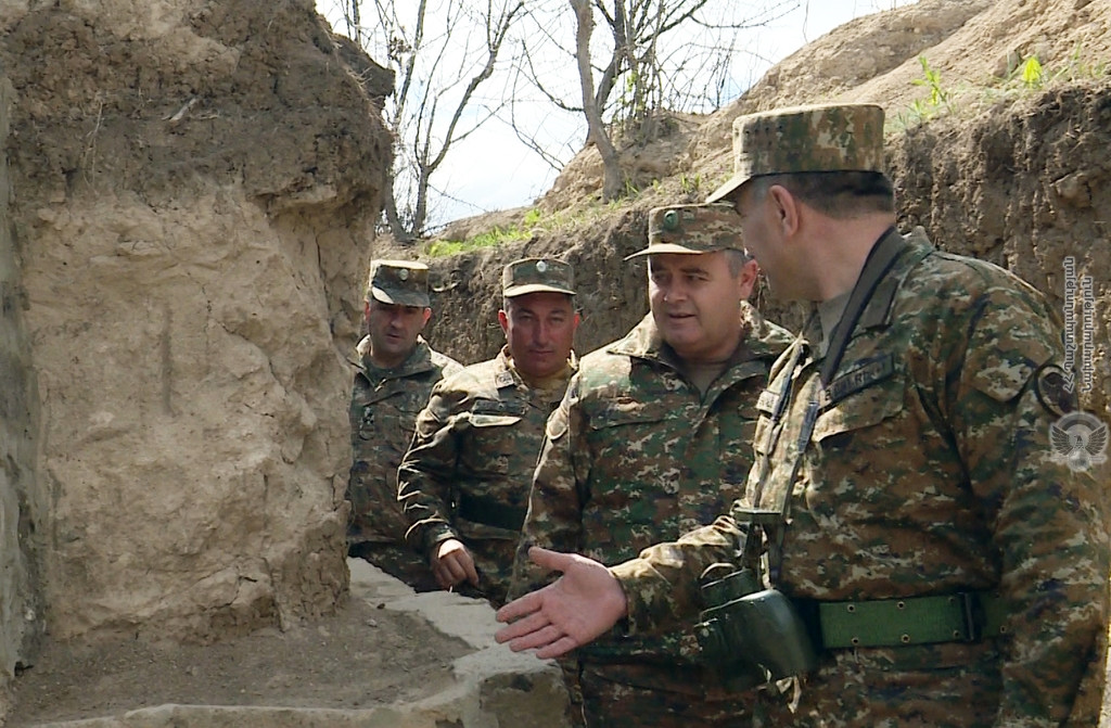 Начальник Генштаба ВС Армении Артак Давтян посетил боевые позиции