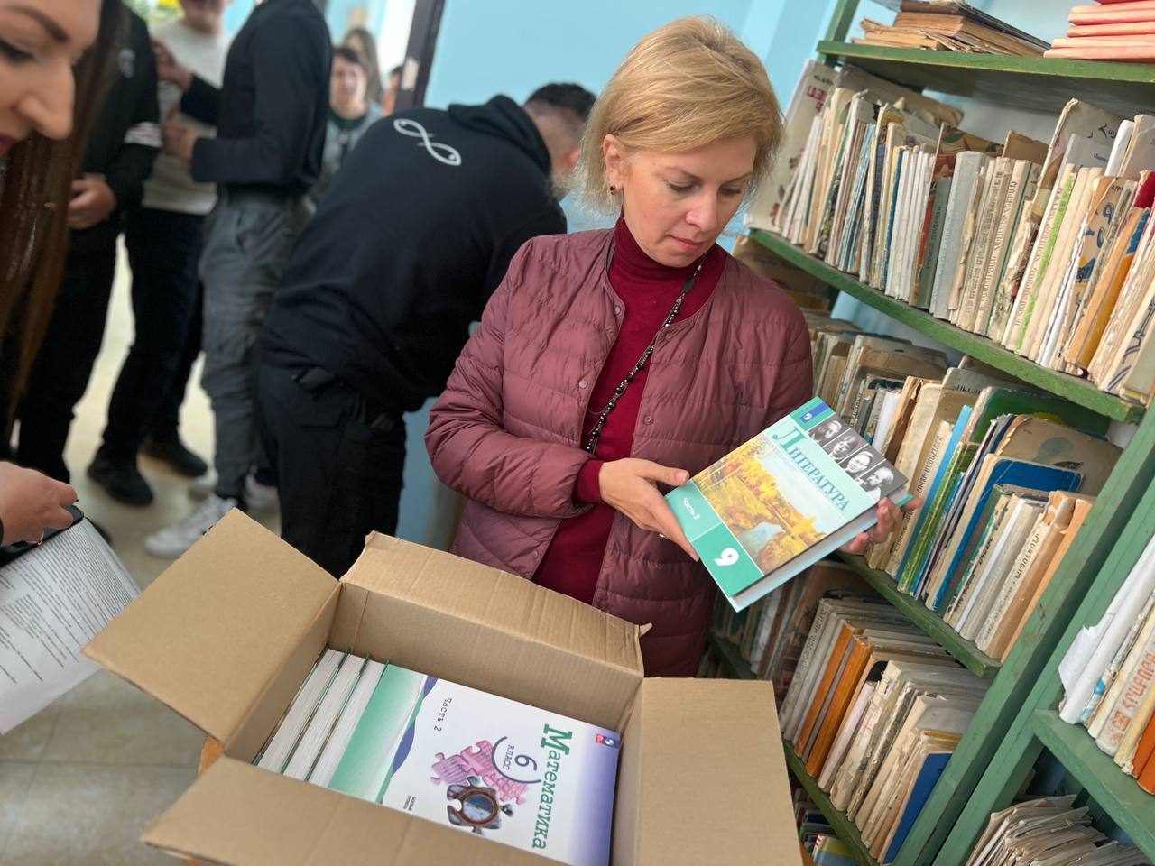 Школа в городе Абовян получила 390 учебников на русском языке