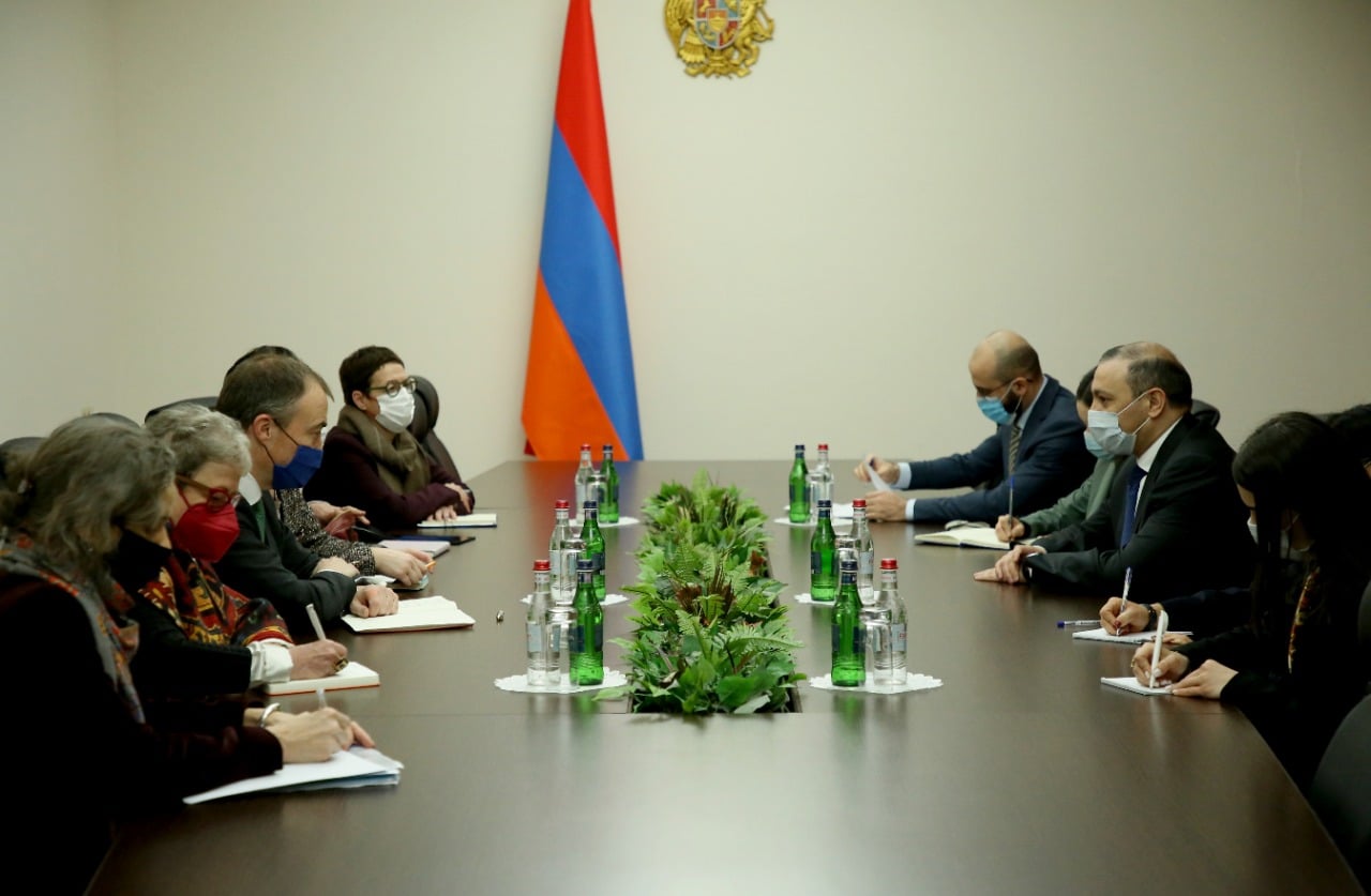 Секретарь Совбеза Армении встретился с делегацией ЕС