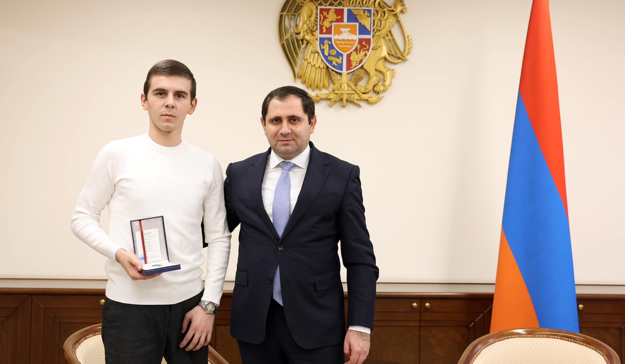 Сурен Папикян вручил медаль 