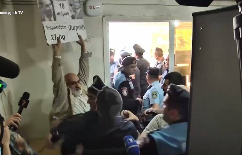 «Робик убийца!», «Давай, иди отсюда!»: Сторонники Кочаряна побили гражданского активиста