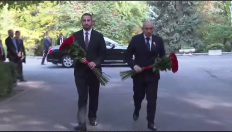 Փաշինյանն ու Ռուբինյանը հարգանքի տուրք են մատուցել ԱԺ-ում ահաբեկչության զոհերի հիշատակին