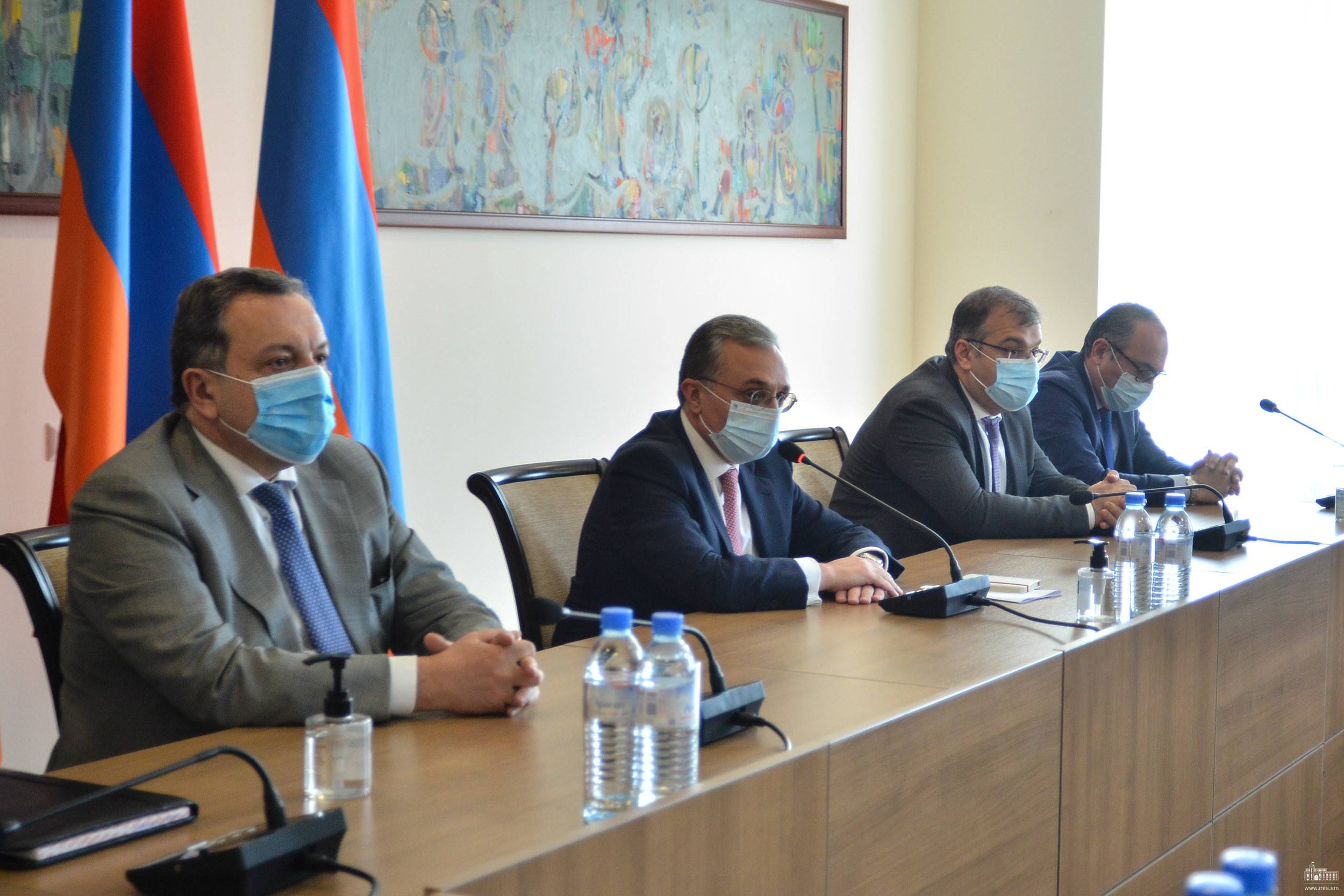 Зограб Мнацаканян принял глав дипломатических представительств, аккредитованных в Армении 