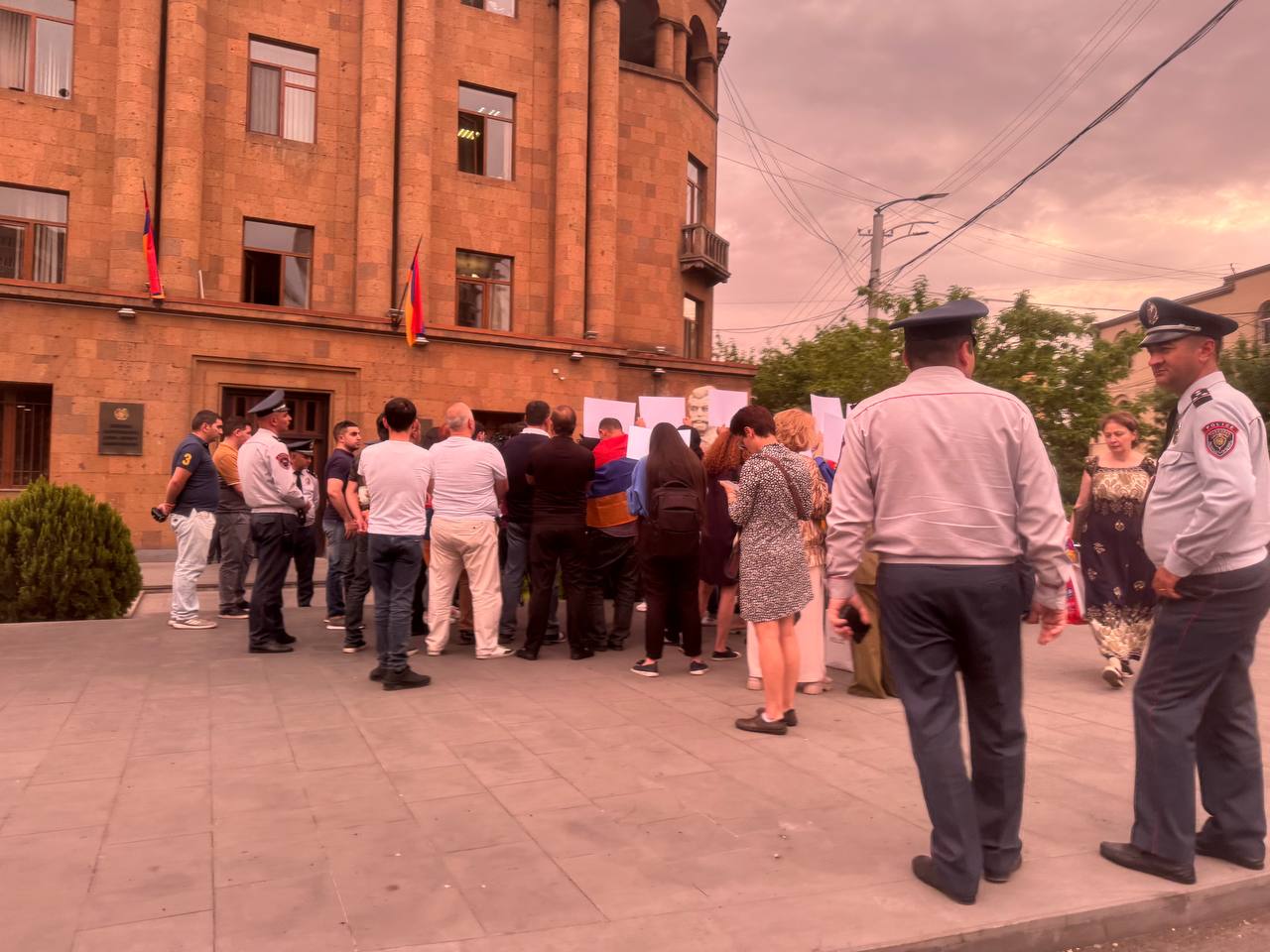 Члены «Айакве» проводят акцию протеста перед зданием МВД Армении в поддержку тавушцев 
