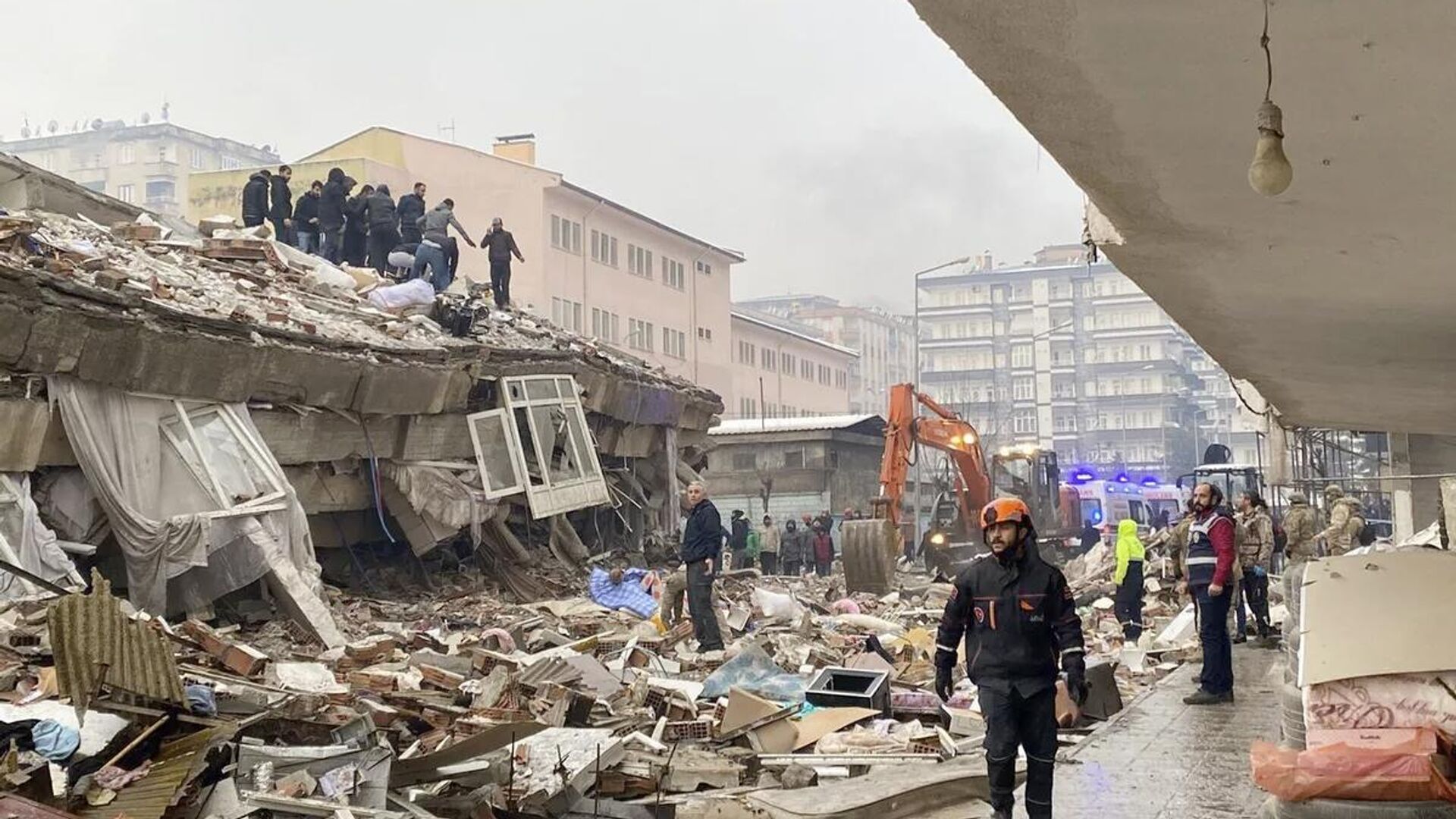 Число погибших при землетрясении в Турции выросло до 1541