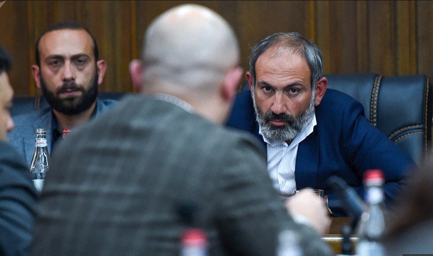 Провал голосования в парламенте: власти Армении призвали Пашиняна к новому торгу
