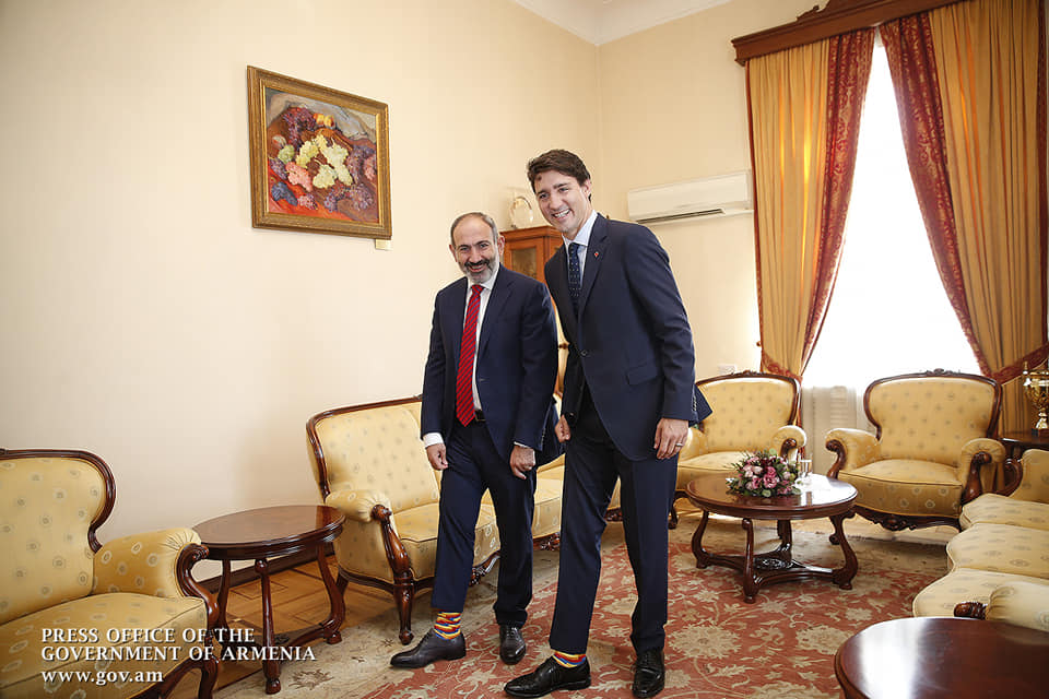 Фото дня: премьер-министры Армении и Канады в одинаковых носках