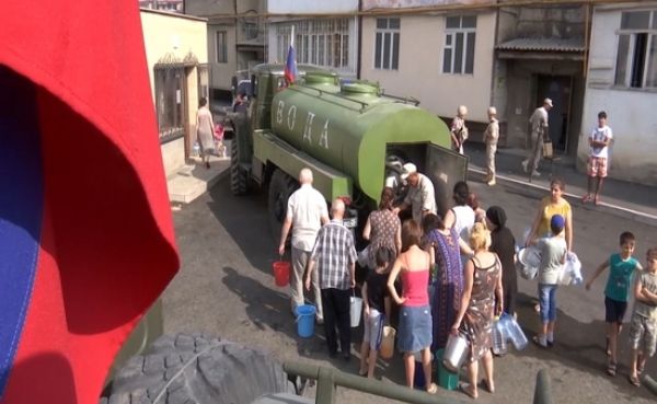 Российские миротворцы обеспечили питьевой водой более 200 семей в Степанакерте