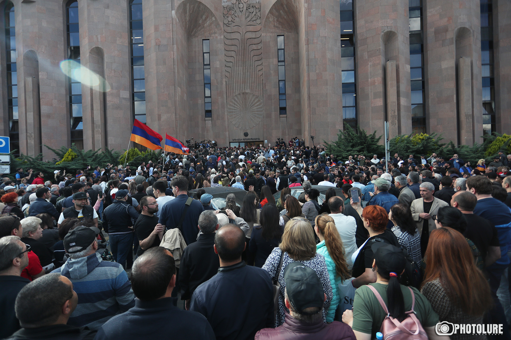 У нас нет никакого желания захватывать здание: протестующие окружили мэрию Еревана