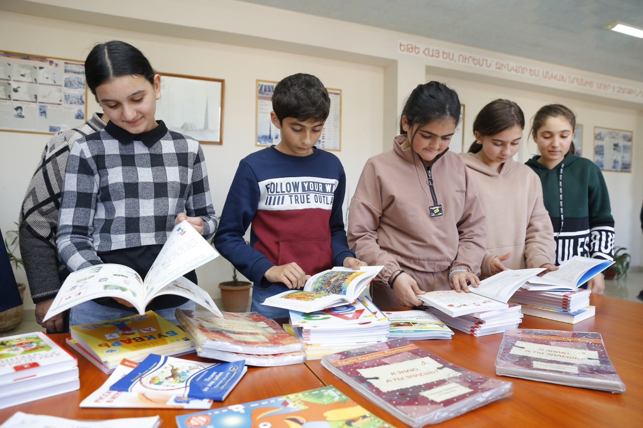 Русский дом в Гюмри передал учебники школе армянского приграничного села Айгеовит