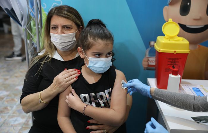 Минздрав России сообщил о регистрации COVID-вакцины для подростков 