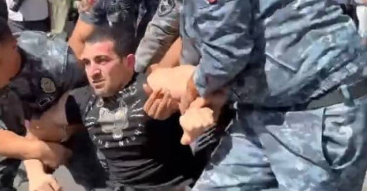 Լևոն Քոչարյանը դաժան ծեծի է ենթարկվել կարմիր բերետների կողմից. փաստաբան