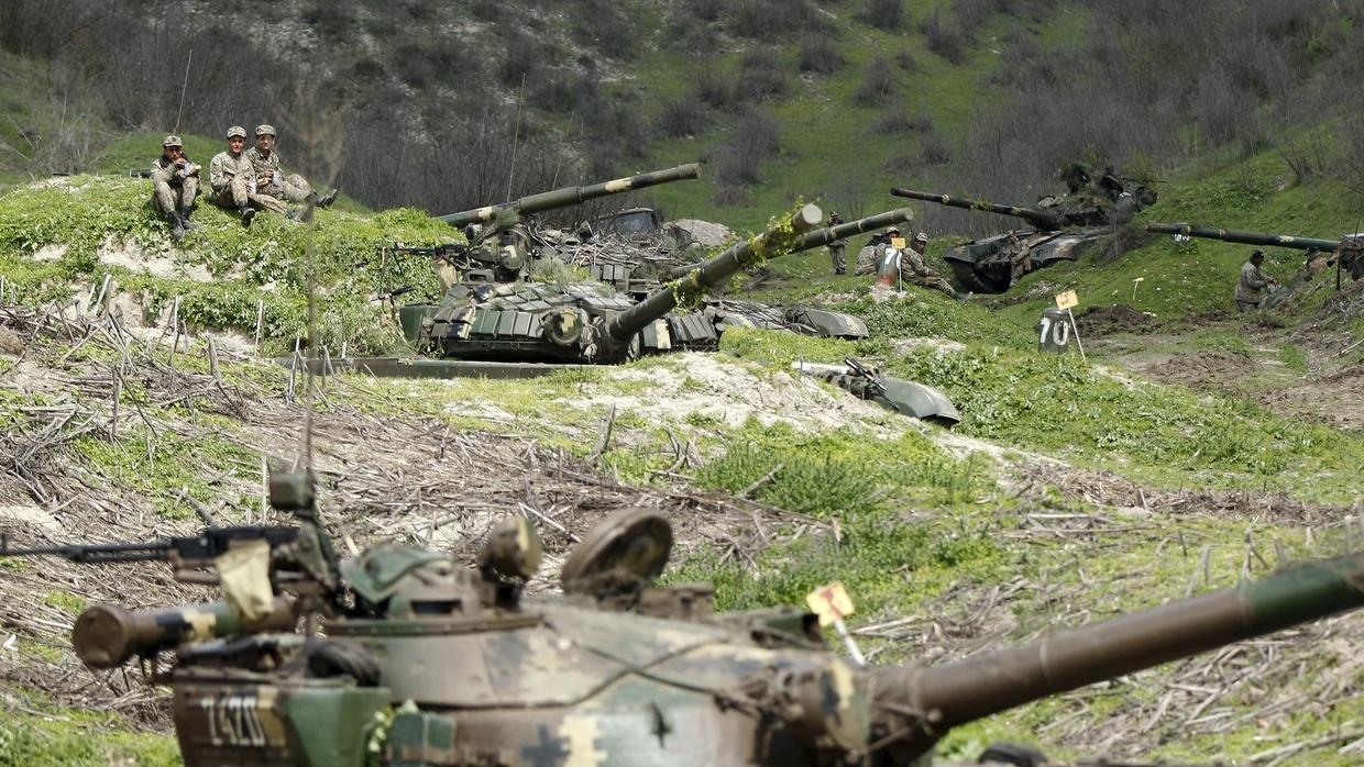 Карабахская армия уничтожила 5 танков и 2 БМП ВС Азербайджана