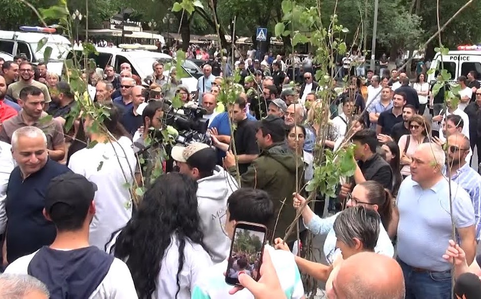 В Ереване протестующие готовятся высадить деревья у здания правительства