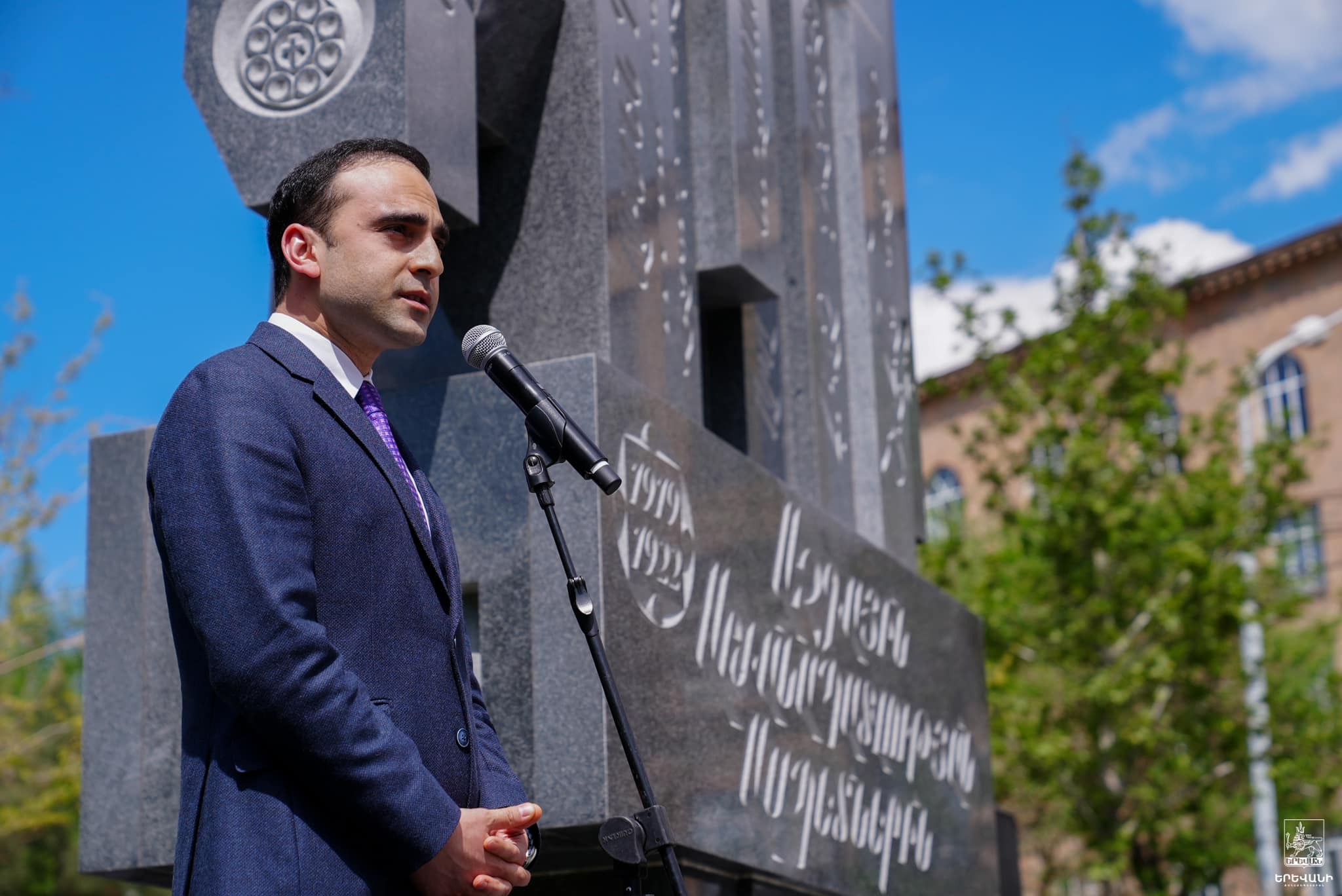Երևանում բացվեց «Նեմեսիս»-ի հերոսների հուշակոթողը. Ավինյանի ելույթը սուլոցներով ուղեկցվեց