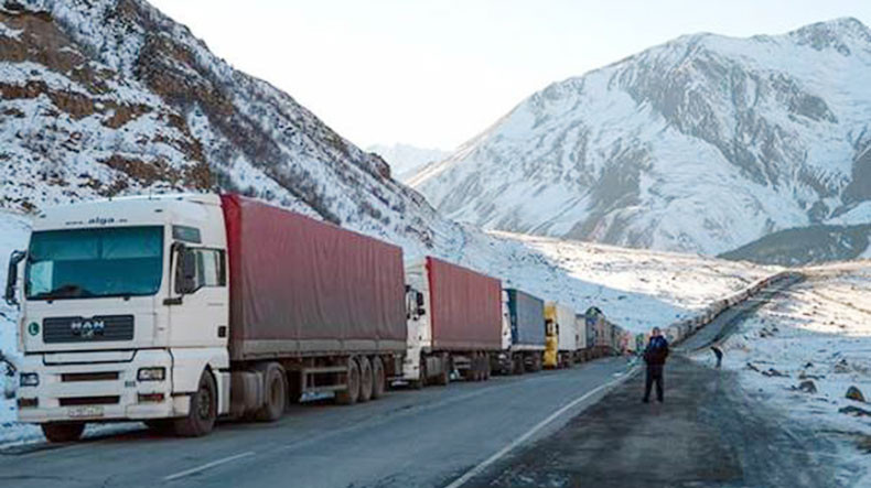 У границы России с Грузией скопилось 580 грузовых автомобилей 
