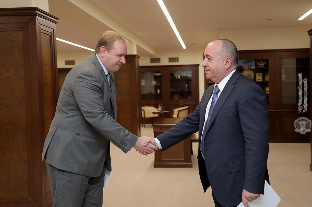 Карапетян и Мельников обсудили программы сотрудничества ЮКЖД с Минобороны Армении