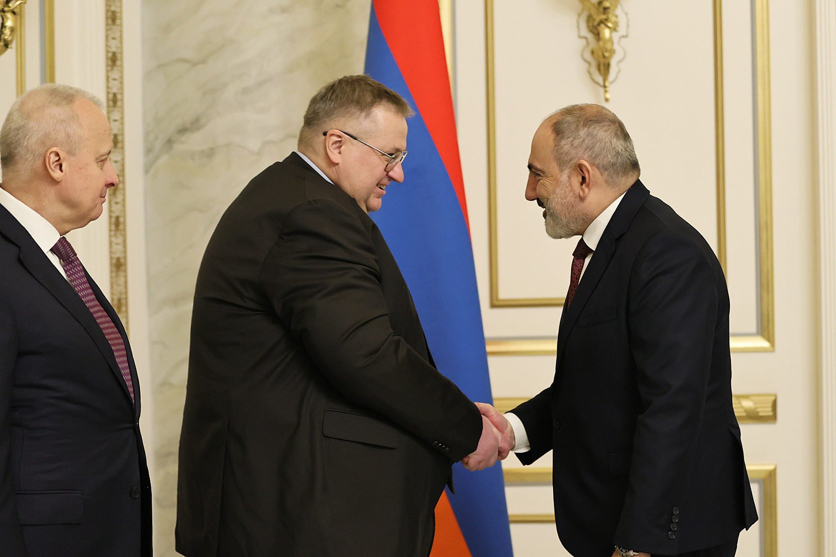 Пашинян и Оверчук обсудили актуальные вопросы армяно-российских отношений