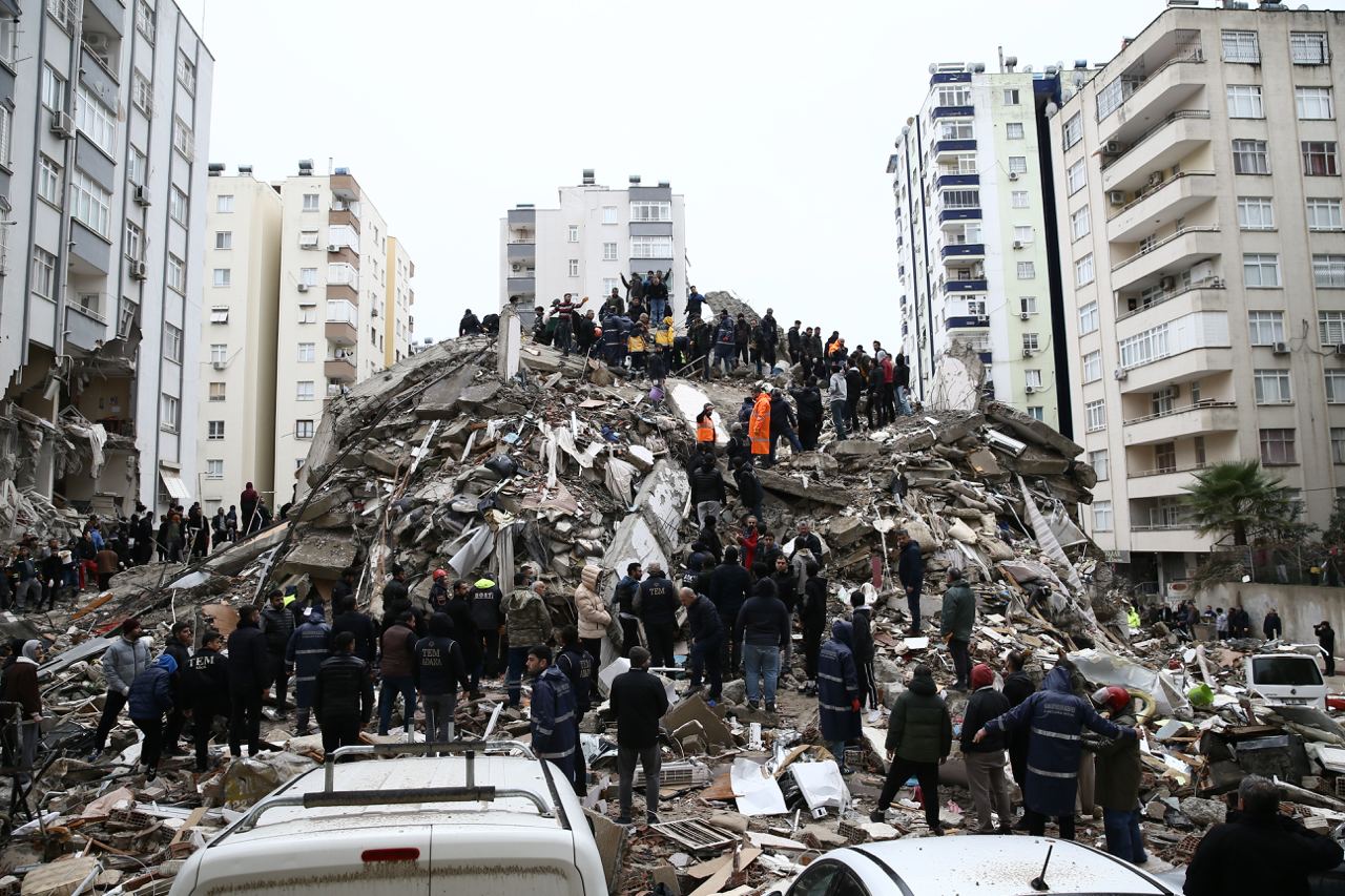 В связи с землетрясениями в Турции арестованы более 340 человек
