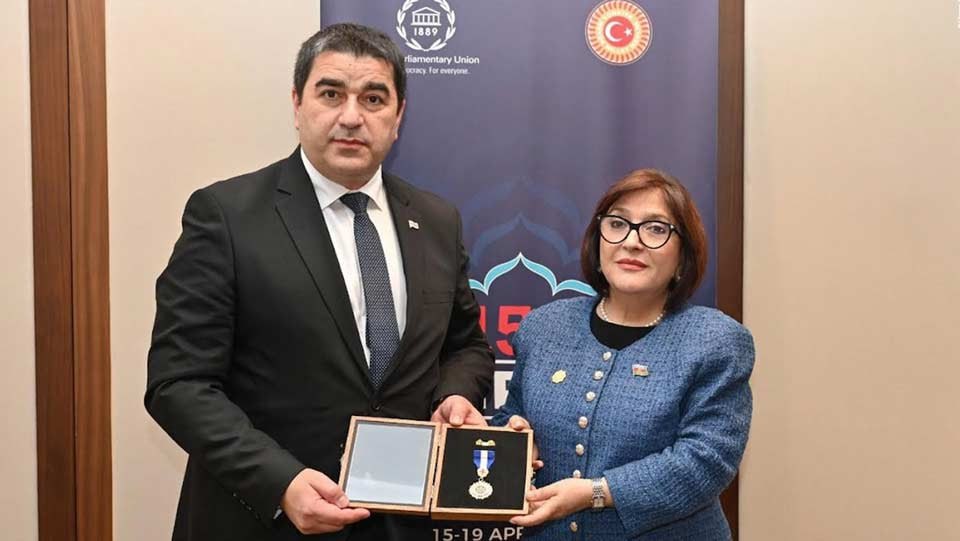  Шалва Папуашвили вручил Сахибе Гафаровой новую почётную медаль парламента Грузии  