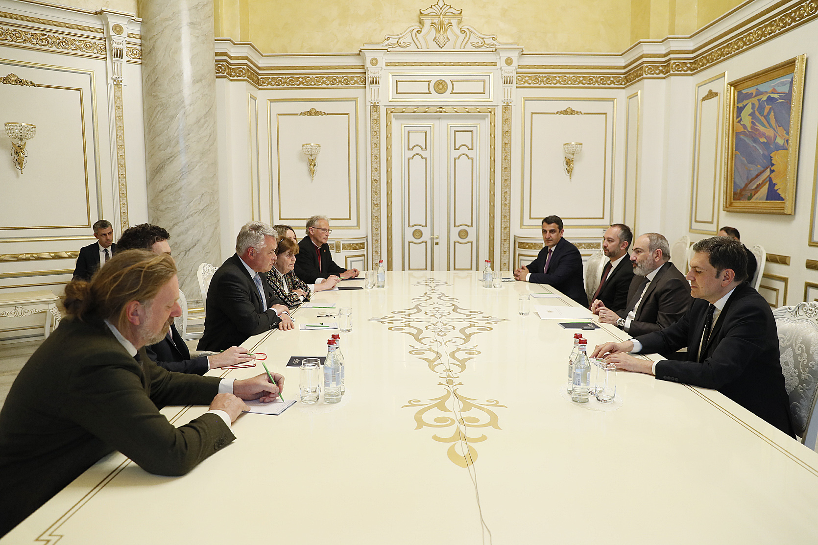 Пашинян обсудил с британскими депутатами ситуацию вокруг Нагорного Карабаха 
