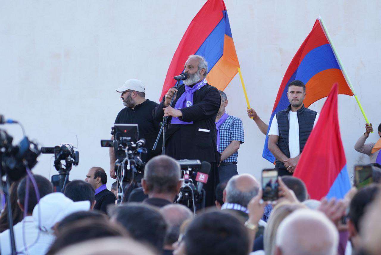 Архиепископ Баграт Галстанян призвал к участию в большом митинге 9 июня