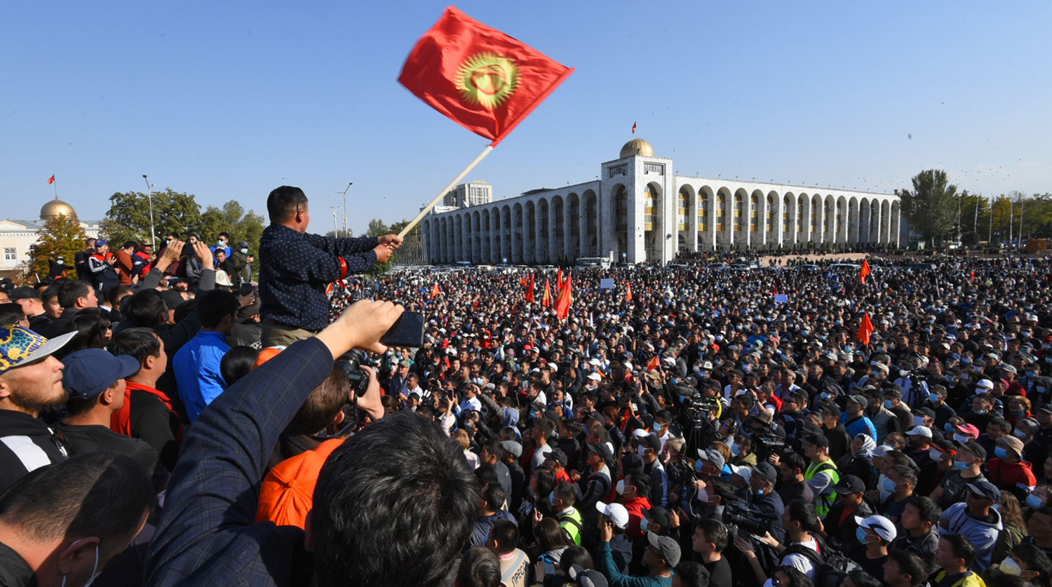 Протестующие в Бишкеке заняли мэрию и самопровозглашенный мэр уже проводит совещания