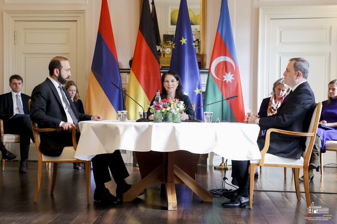 Стартовала трехсторонняя встреча глав МИД Армении, Германии и Азербайджана