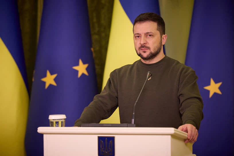 Зеленский внес в Раду законопроект о продлении военного положения и мобилизации на Украине