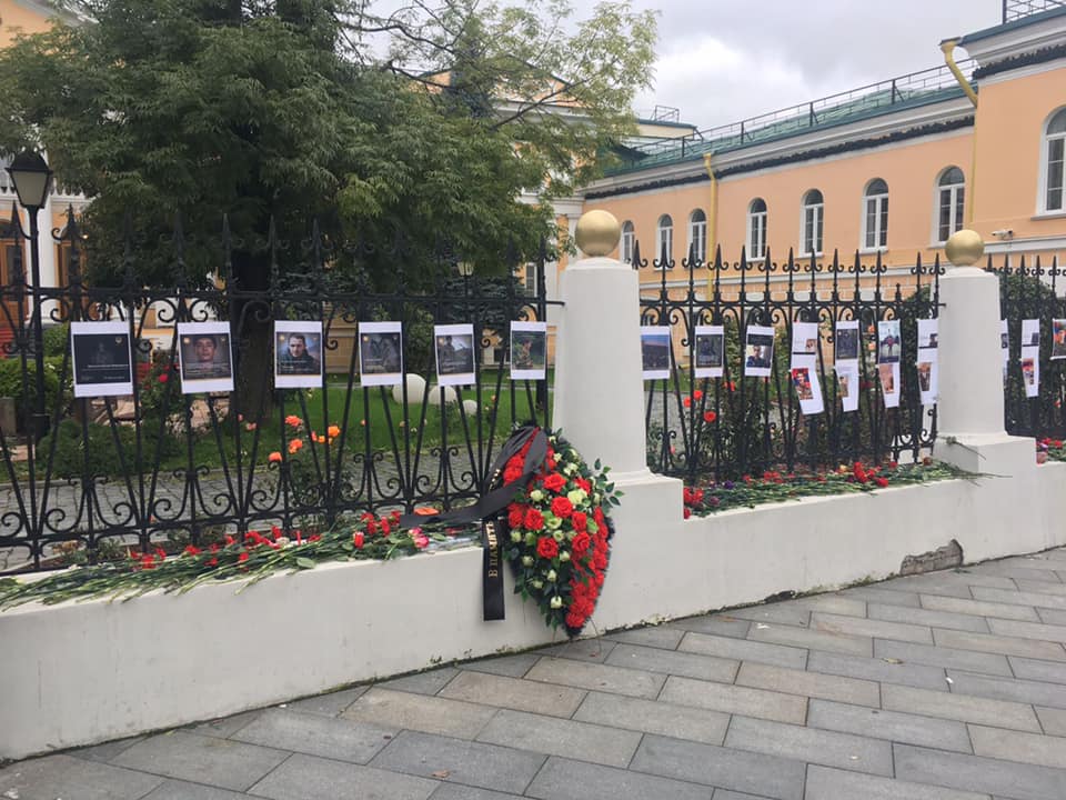 Люди несут цветы к посольству Армении в Москве