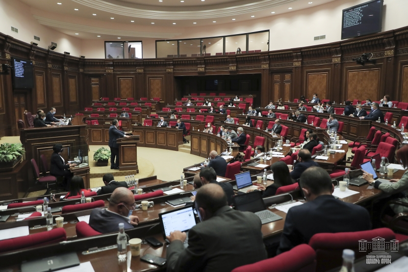 Парламент Армении проводит спецзаседание по вопросу продления ЧП 