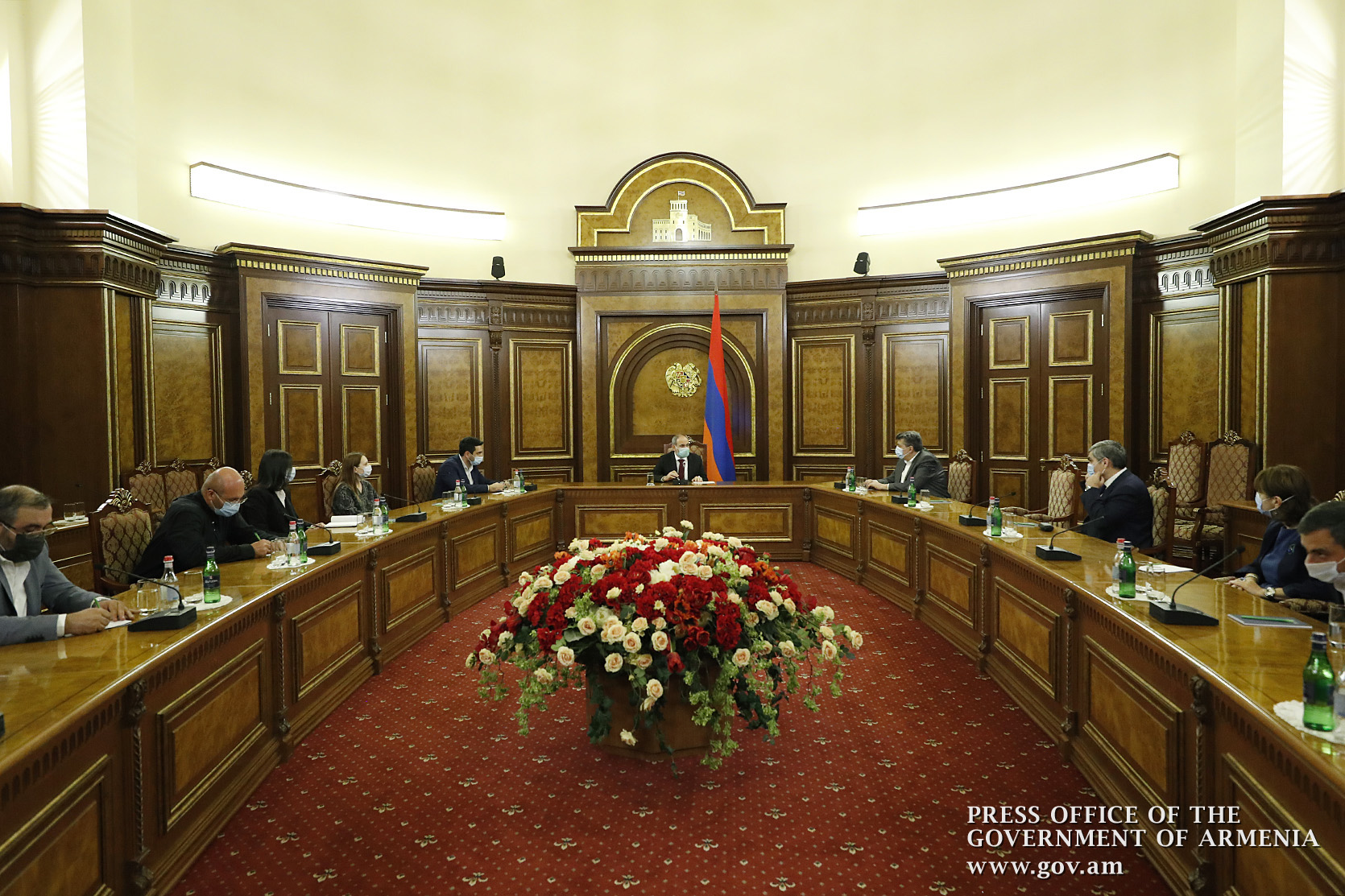 Премьер-министр провел встречу с представителями внепарламентских политических сил
