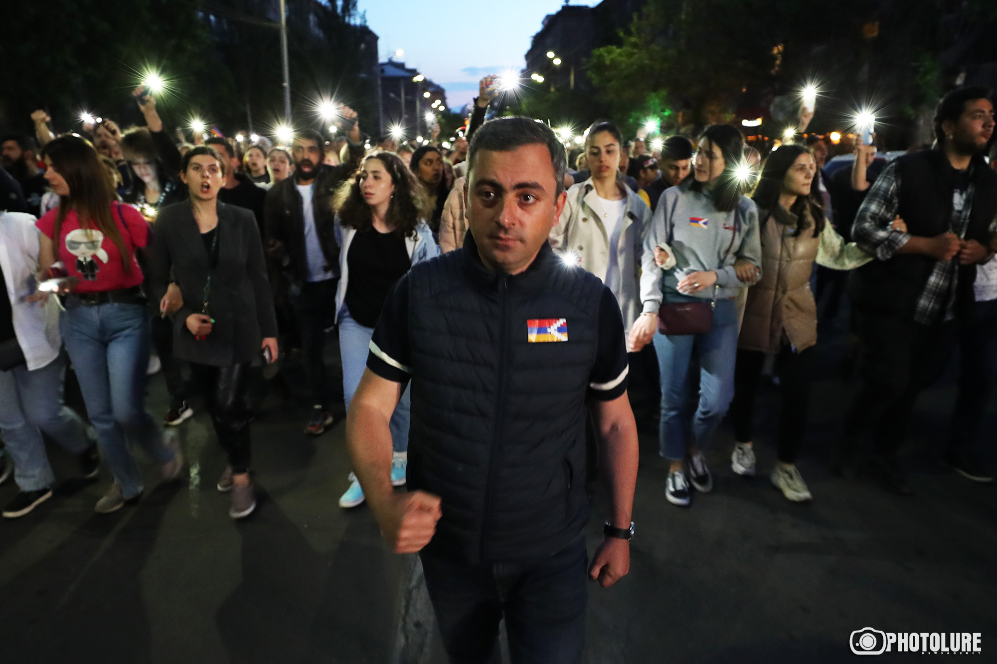 Оппозиция предъявила требования начальнику Полиции: в Ереване проходит вечернее шествие