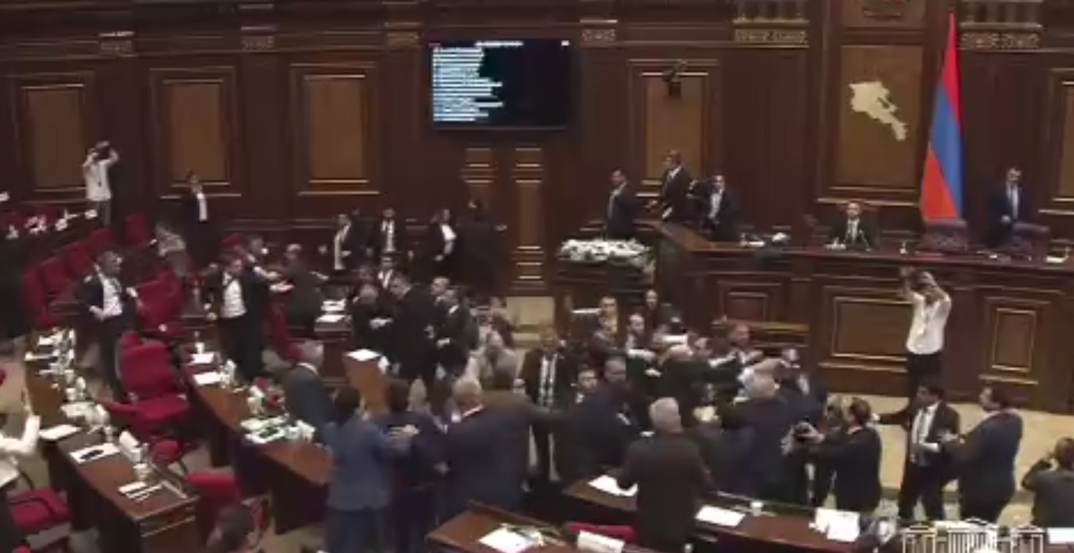 Кулаки вместо дебатов: в Национальном собрании Армении произошла массовая драка