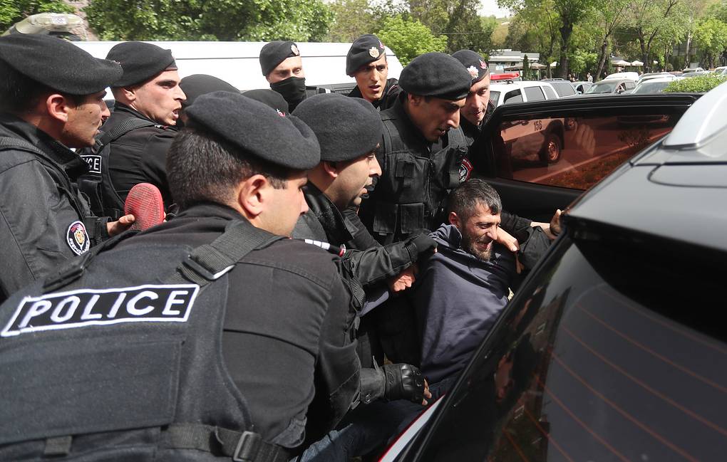 Число задержанных участников мирных акций в Ереване приближается к 48