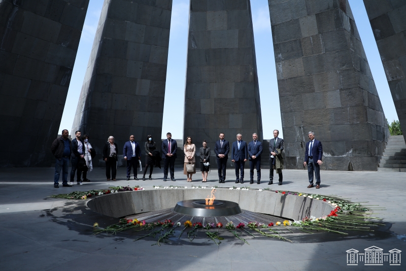 Члены делегации Парламентской ассамблеи стран Франкофонии посетили мемориал Цицернакаберд