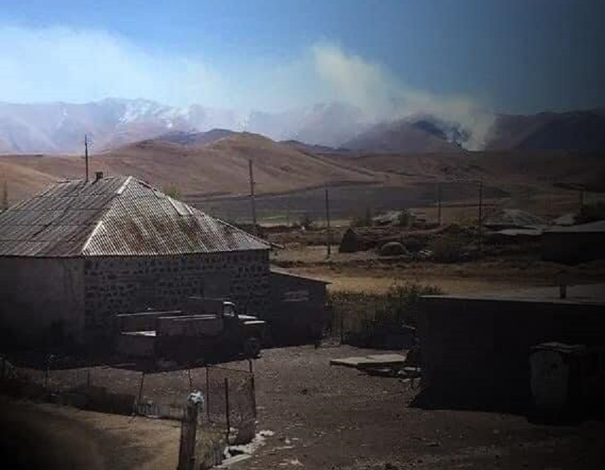 Омбудсмен бьет тревогу: Азербайджанцы поджигают пастбища приграничных сел Армении