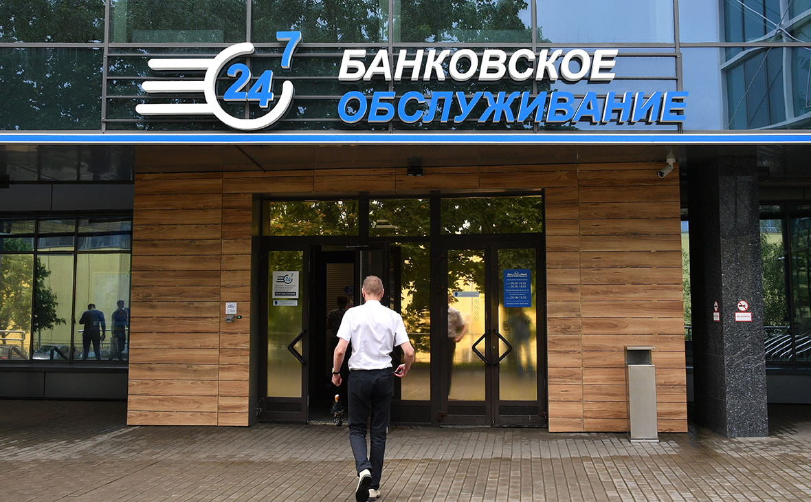 Белорусы в августе забрали из банков $1 млрд