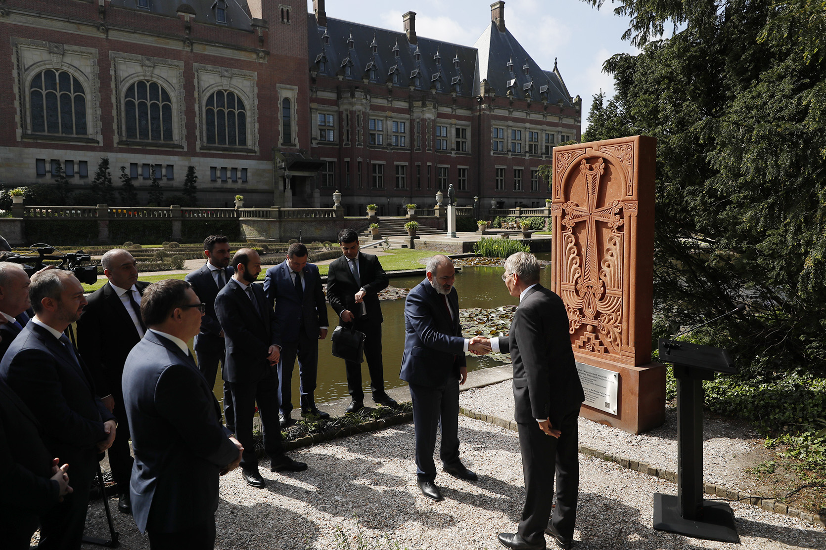 Во Дворце мира в Гааге состоялось открытие армянского хачкара