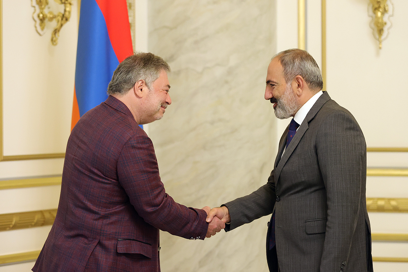 Челоянц представил Пашиняну запланированные в Ереване инвестпрограммы в строительной сфере