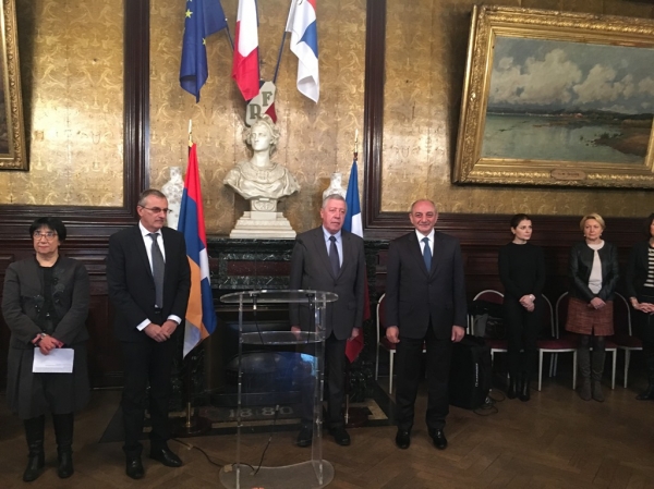 Французского посла вызвали в МИД Азербайджана из-за визита президента Арцаха во Францию