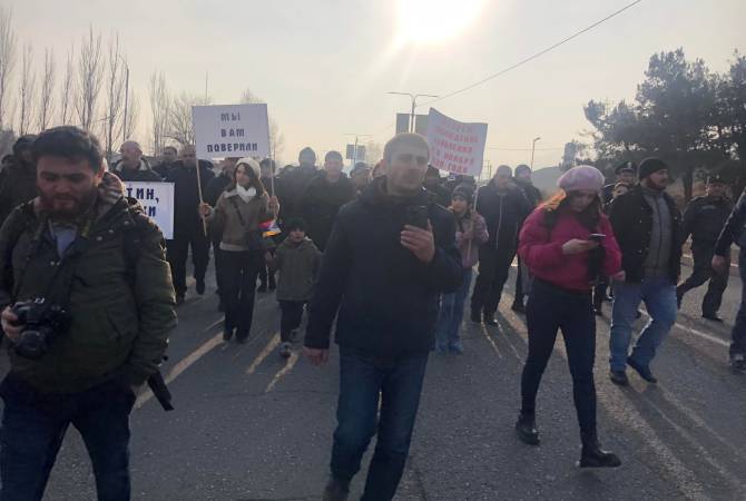 Граждане Арцаха проводят шествие к аэропорту Степанакерта