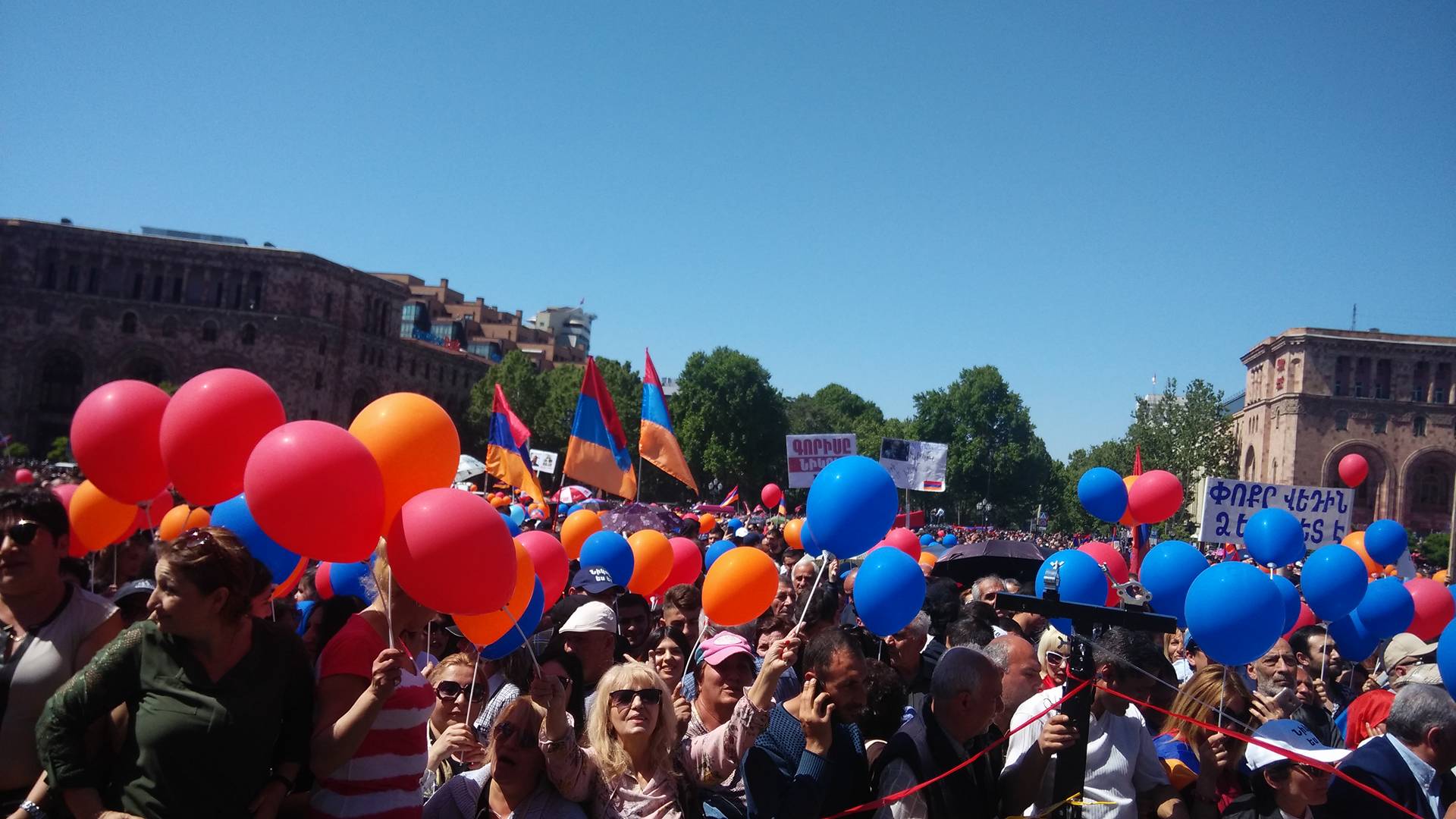 Праздничное и боевое настроение: тысячи сторонников Пашиняна в ожидании победы
