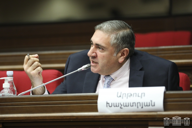 Артур Хачатрян: Баку требует, а Ереван выполняет – это не делимитация