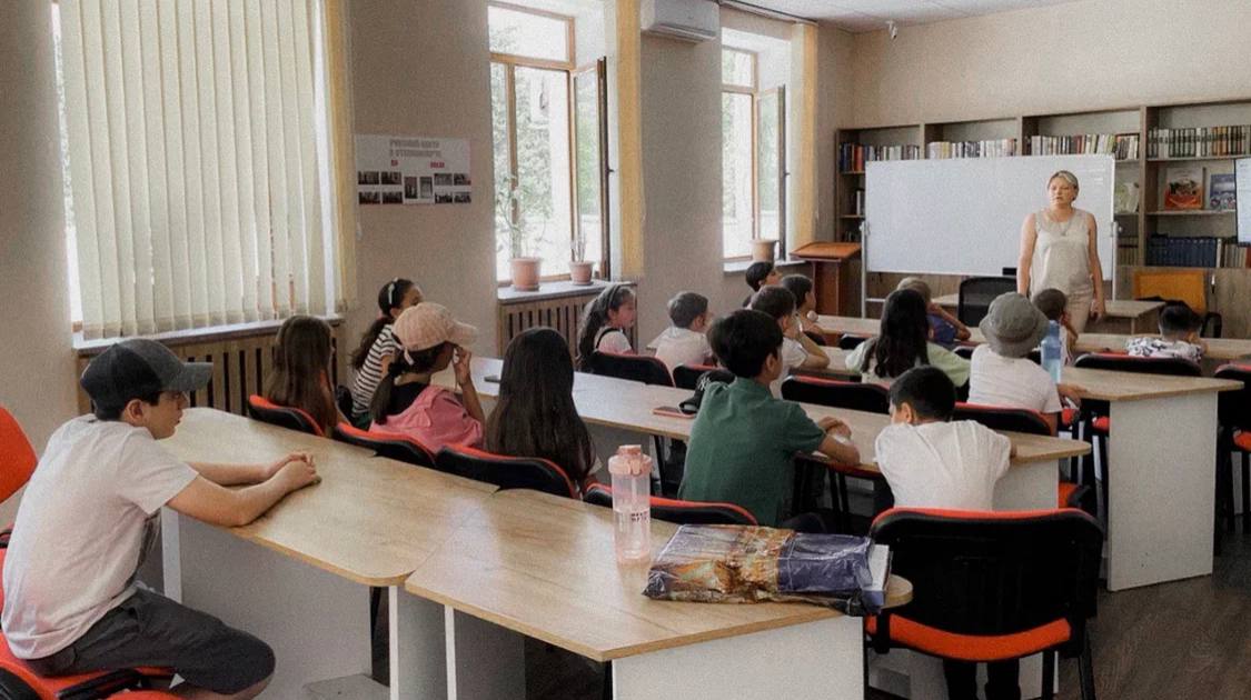 Участники «Летней школы Диалог» Русской общины Арцаха готовятся к выставке в Степанакерте