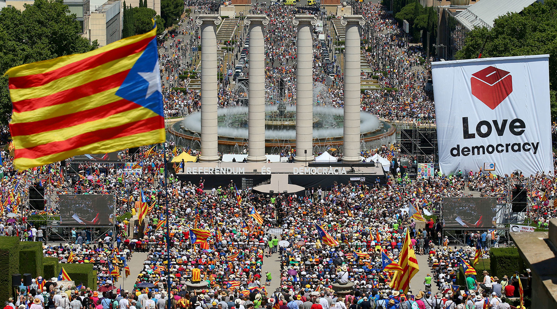 Конституционный суд официально аннулировал декларацию о независимости Каталонии