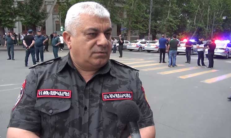 Пьяный водитель направил грузовик на митинг в Ереване, сообщает начальник полиции РА